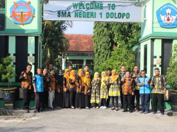 9 GURU SMAN 1 TUREN BELAJAR BARENG DI SMAN 1 DOLOPO MADIUN