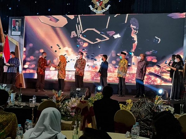 Dua Piala SMA AWARDS 2020 Jadi Milik SMA NEGERI 1 TUREN